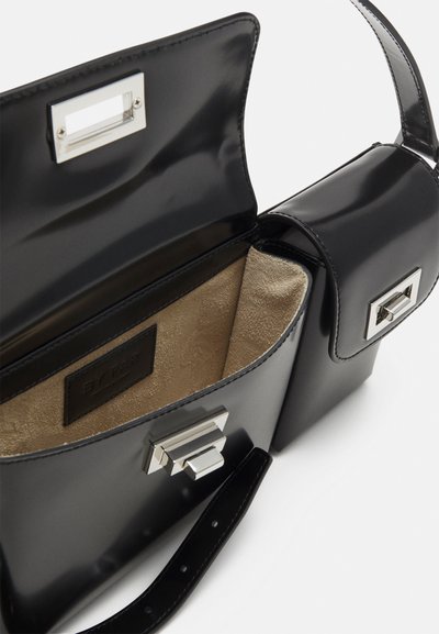 BY FAR BILLY SEMI PATENT - Τσάντα χειρός - black