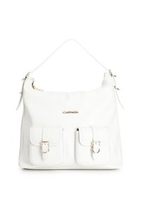 Bolso de mano de imitación cuero blanco con una sola correa para el hombro, dos bolsillos frontales con hebillas y un logo de marca dorado. Textura suave en toda su superficie.
