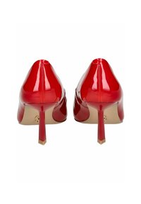 Chaussures à talons aiguilles en cuir verni rouge, avec un bout pointu, un talon stiletto fin et une finition lisse et brillante. Détail en métal doré au niveau du talon.