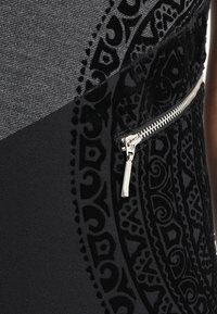 Desigual Robe fourreau - black