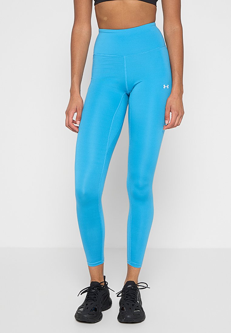 Leggings atletici blu cielo con vita alta, realizzati in tessuto liscio e elasticizzato, con cuciture lungo le gambe e un logo sul fianco.