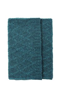 Écharpe en tricot turquoise en laine douce et texturée, présentant un motif en losange. Les bords sont terminés par un ourlet simple et soigné.