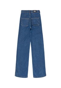 Jean en denim bleu à jambes larges vu de dos avec deux poches carrées et une étiquette noire sur la taille.