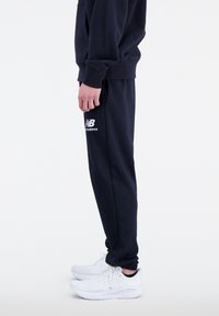 New Balance ESSENTIALS STACKED LOGO FRENCH TER - Pantalones deportivos - black