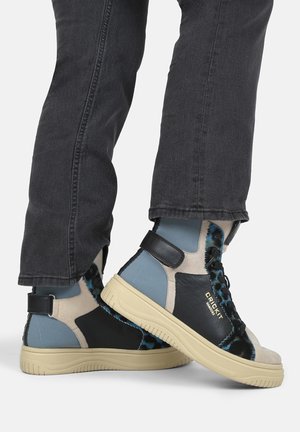 Sneakers alte in grigio, blu e nero, realizzati con materiali tessili e in pelle, caratterizzati da una suola in gomma di colore chiaro e una cinghia per la caviglia regolabile.