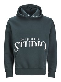 Mørkegrøn hoodie lavet af blødt stof, med et stort hvidt 'STUDIO' print og en front kangaroo lomme. Inkluderer en hætte med øjer.