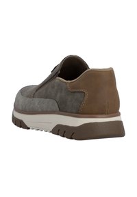 Grauer und brauner Slip-On-Schuh aus Wildleder mit strukturierter Oberfläche, kontrastierenden braunen Akzenten, gepolstertem Kragen und weißer Gummisohle mit Profil.