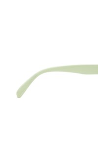 Jasnozielone ramie okularów o gładkiej fakturze, lekko zakrzywionym kształcie i zaokrąglonym końcu, pokazujące minimalistyczny styl.