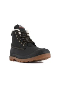 Schwarze wasserdichte Winterstiefel mit Fellfutter, schwarzen und gelben Schnürsenkeln, goldenen Ösen und einer dicken braunen Gummisohle.