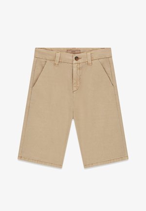 Shorts beige pour homme longueur genou avec passants de ceinture, fermeture par boutons à l'avant, poches latérales et étiquette de la marque Guess visible à l'intérieur de la ceinture.