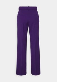 Pantalon droit violet foncé avec poches passepoilées à l'arrière et ceinture avec passants pour ceinture, vu de dos.