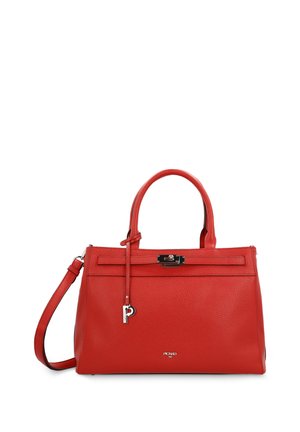 Borsa a mano in pelle rossa con due manici, tracolla staccabile, chiusura argento e ciondolo portachiavi argento a forma di lettera P.