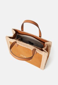 JOOP! Jeans COLLO AURELIA HANDBAG  - Håndtasker - cognac