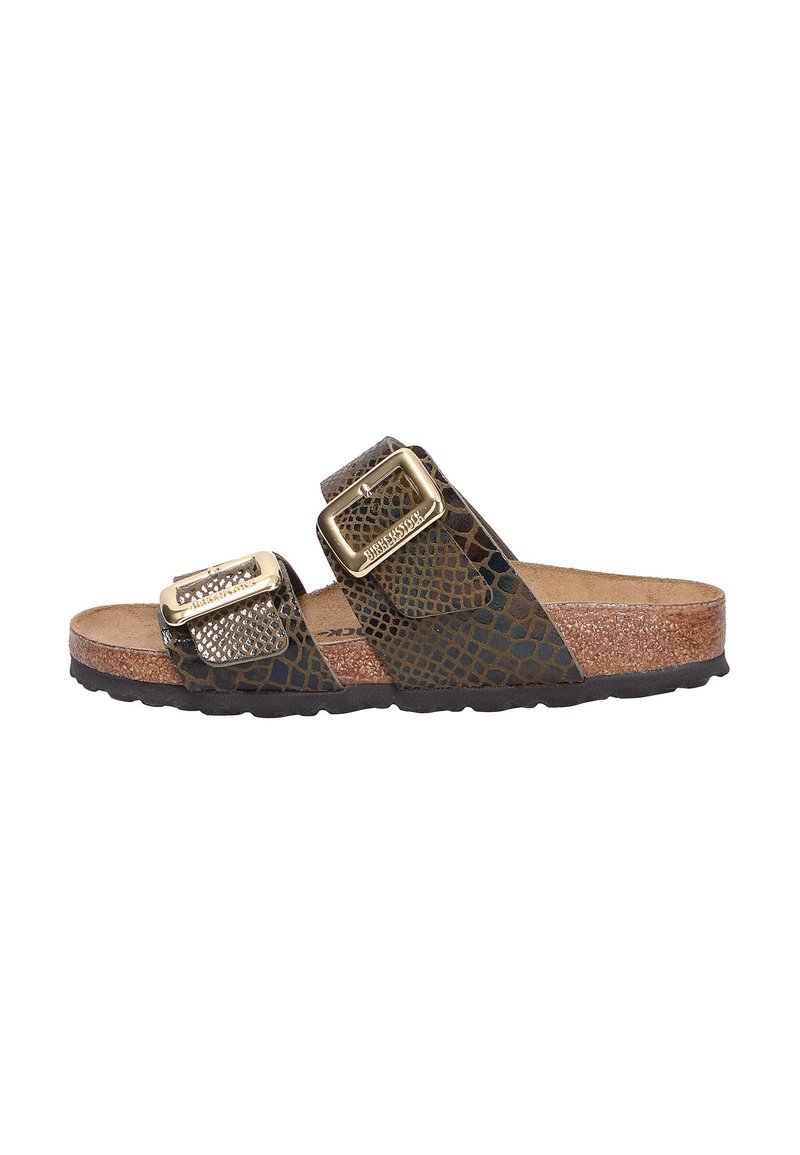 Sandale brune avec un motif de reptile, double boucles métalliques ajustables, semelle en liège et semelle extérieure en caoutchouc texturé noir.