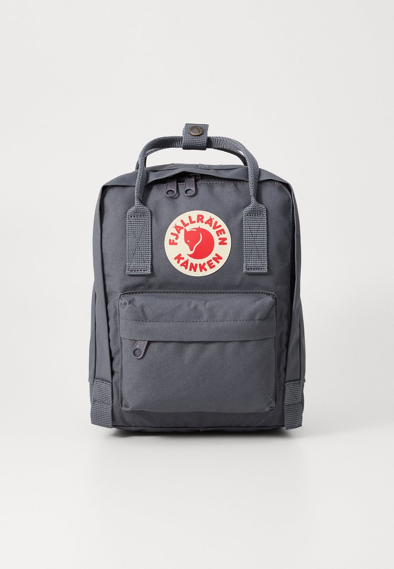 Fjällräven Kanken ryggsekk i mørkegrått med slitesterkt stoff, rektangulær form, topphåndtak, frontlomme og sirkulært logo-merke.