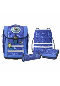 Set di zaini blu composto da uno zaino principale, una borsa a cordino, un astuccio e un portafoglio. Presenta motivi astratti, strisce riflettenti e cerniere.