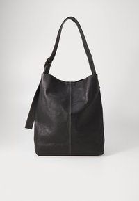 Saco hobo de couro preto com uma textura suave, parte superior arredondada e uma longa alça de ombro. Apresenta um design simples e detalhes de costura contrastantes.