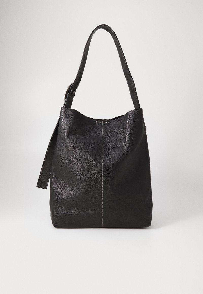 Saco hobo de couro preto com uma textura suave, parte superior arredondada e uma longa alça de ombro. Apresenta um design simples e detalhes de costura contrastantes.