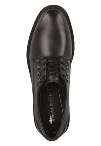 Scarpa in pelle nera con una finitura liscia, design con lacci, sei occhielli e un interno imbottito. Presenta una suola resistente e un branding discreto.