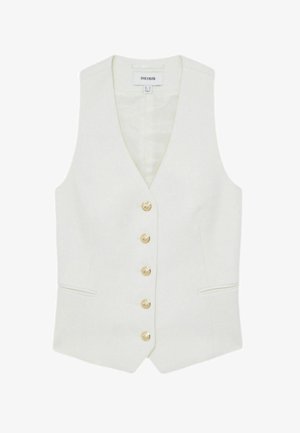 Chaleco blanco con escote en V, cinco botones dorados y dos bolsillos frontales; confeccionado con una tela suave y un corte entallado.