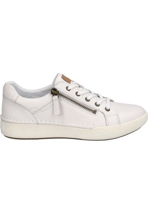 Sneaker en cuir blanc avec un bout rond, un laçage à l'avant, une fermeture éclair sur le côté et une semelle en caoutchouc texturé. Présente un accent tan subtil sur la languette.