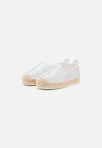 Sølvfargede slip-on espadrillos har en vevd tekstur med en flettet jute-såle og elastiske sider for enkel påkledning.