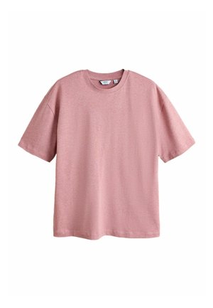 Blød lyserød kortærmet bomulds-T-shirt med rund hals og afslappet pasform, lagt fladt på en hvid baggrund.