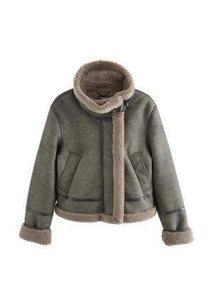 Grünlich-graue Lammfelljacke mit braunem Kunstpelzfutter, umgeschlagenen Ärmeln, Seitentaschen und Schnallendetail am Kragen.