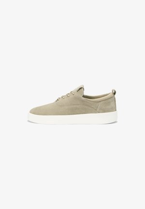 Zapatilla deportiva de ante color topo con suela blanca gruesa y cuello acolchado, marca lateral y lengüeta en el talón.