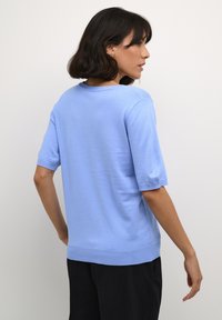 Kaffe KALIZZA V-NECK - Pamata T-krekls - vista blue