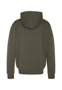 Sudadera con capucha verde oliva, que presenta una tela texturizada, puños y dobladillo acanalados. Diseño simplista con una costura central en la capucha.