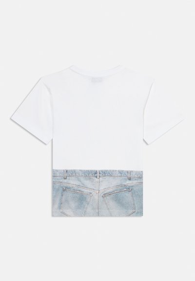 Λευκό κοντομάνικο μπλουζάκι με φωτογραφικό τύπωμα τζιν παντελονιού στο κάτω μισό, με λεπτομέρειες τσέπης και ανοιχτό μπλε χρώμα.