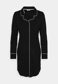 Camisa de noite preta com botões e mangas longas, com detalhes em branco ao longo do colarinho e dos punhos, e uma barra ligeiramente curvada. Tecido suave e texturizado.