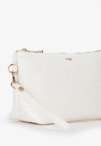 Clutch bag in pelle bianca texturizzata con rilievi floreali, hardware dorato e una tracolla removibile. Chiusura con zip nella parte superiore.