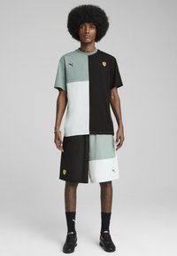 Puma SCUDERIA FERRARI RACE LIFESTYLE  - Apdrukāts T-krekls - green moon