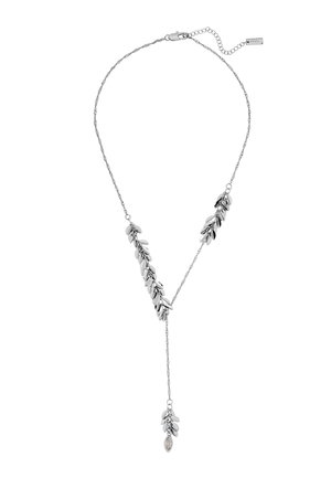 Ezüst lánc nyaklánc levél alakú medálokkal, aszimmetrikusan csoportosítva, Y-alakú lecsüngéssel, amely levélmedálban végződik egy kis kővel.