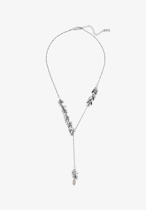 Collier en chaîne argentée avec des breloques en forme de feuilles regroupées de manière asymétrique, présentant une chute en forme de Y se terminant par une breloque feuille ornée d'une petite pierre.