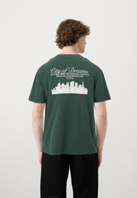 Only & Sons ONSRYLAN LIFE TEE  - Print T-shirt - darkest spruce