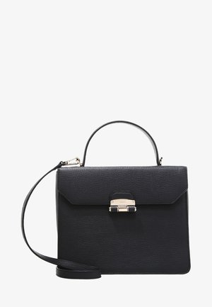 Sac à main en cuir noir texturé avec poignée haute, fermeture à clip doré et bandoulière longue amovible sur fond blanc.