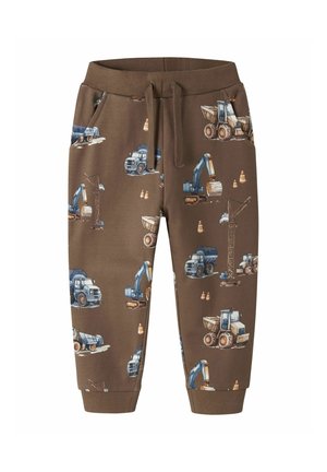 Pantalon marron pour enfants avec des motifs de véhicules de construction, incluant des camions-bennes, des grues, des excavatrices et des cônes de signalisation.