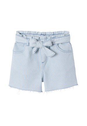Hellblaue und weiße gestreifte Shorts mit hoher Taille, einem Stoffgürtel, der zu einer Schleife gebunden ist, und ausgefransten Säumen.