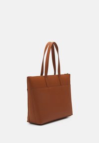 Brun läder tote-väska med två handtag, rektangulär form, slät textur och en framficka. Dragkedjestängning upptill.