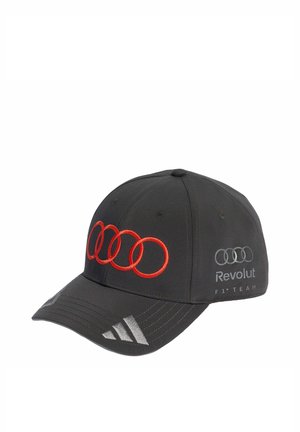 Sort baseballkasket med rødt og gråt Audi-ringslogo, teksten "Revolut F1 Team" på siden og sølvfarvet Adidas-logo på skyggen.