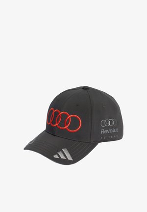 Casquette de baseball noire avec logo Audi anneaux rouges et gris, texte « Revolut F1 Team » sur le côté, et logo Adidas argenté sur la visière.