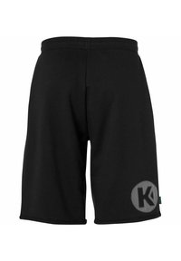 Shorts de sport noirs en tissu doux, arborant un logo rond blanc avec un motif, et une taille élastique pour plus de confort.