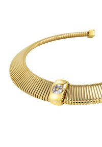 Guldtonet choker med ribbet design, der har en rektangulær metallisk accent med en klar ædelsten i midten. Slank og moderne form.