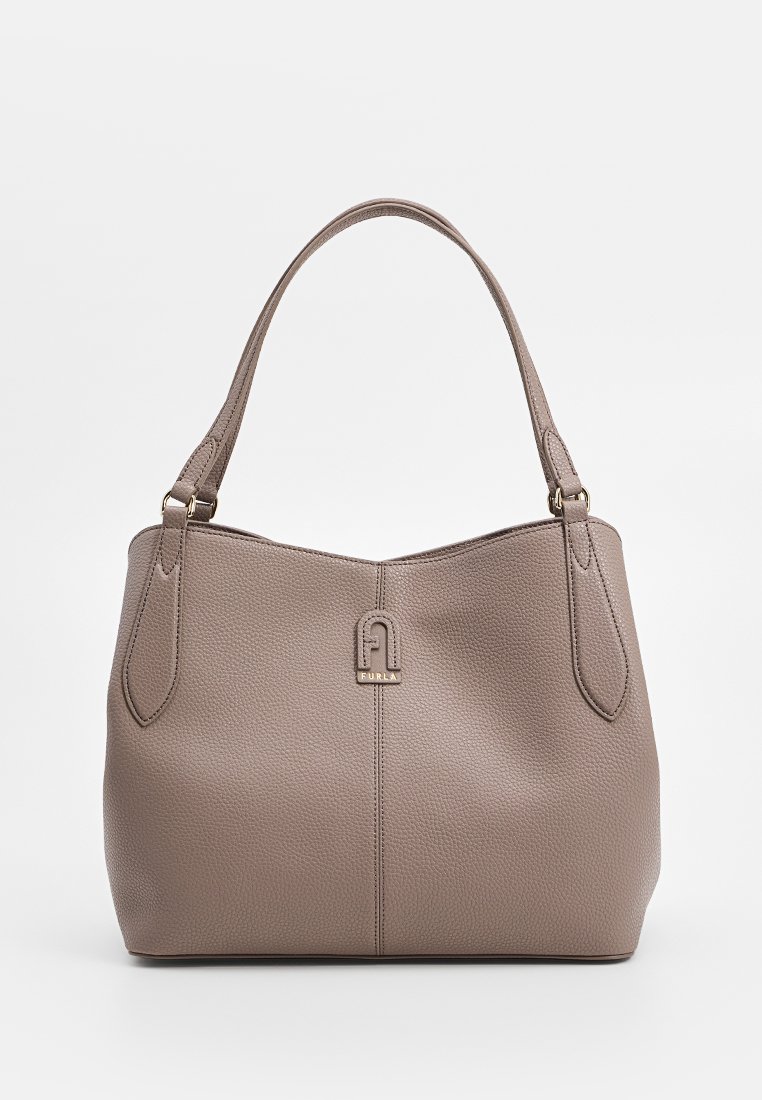 Beżowa torebka skórzana o teksturowanej powierzchni, o zakrzywionym kształcie, z dwoma paskami na ramię i metalowym logo na froncie.