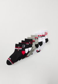 Nove paia di calzini alla caviglia in nero, grigio, bianco e rosso. Presentano polsini a costine e accenti di logo. Ogni paio ha combinazioni di colori distintive.