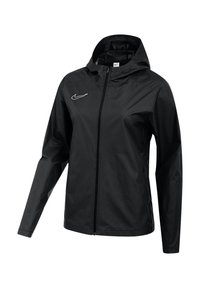Giacca Nike nera con cappuccio, dotata di zip frontale, maniche lunghe e logo Nike bianco sul lato sinistro del petto. Materiale liscio e leggero.