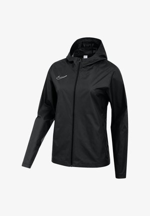 Zwarte Nike jas met capuchon, voorzien van een ritssluiting aan de voorkant, lange mouwen en een wit Nike-logo op de linkerborst. Glad, lichtgewicht materiaal.